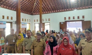 Foto: Kabid Yankes Dinkes Pati, Anggia Widiari saat mendampingi Ketua TP PKK Pati, Atik Sudewo saat melakukan peninjauan program Speling di Pati (palevioletred-jellyfish-458835.hostingersite.com/ dok pribadi)