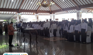 Foto: Bupati Pati Sudewo saat memimpin sumpah janji PPPK dan PNS di Pendopo Kabupaten Pati (palevioletred-jellyfish-458835.hostingersite.com/ Kafi)