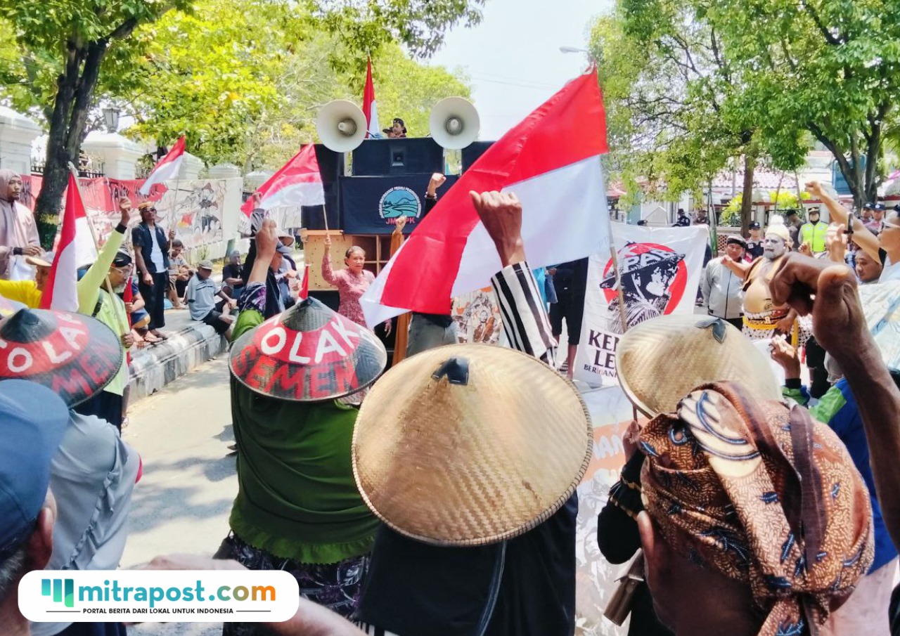 Foto : Kedatangan JMPPK di depan kantor Bupati Pati, Rabu (24/09/2025) siang.